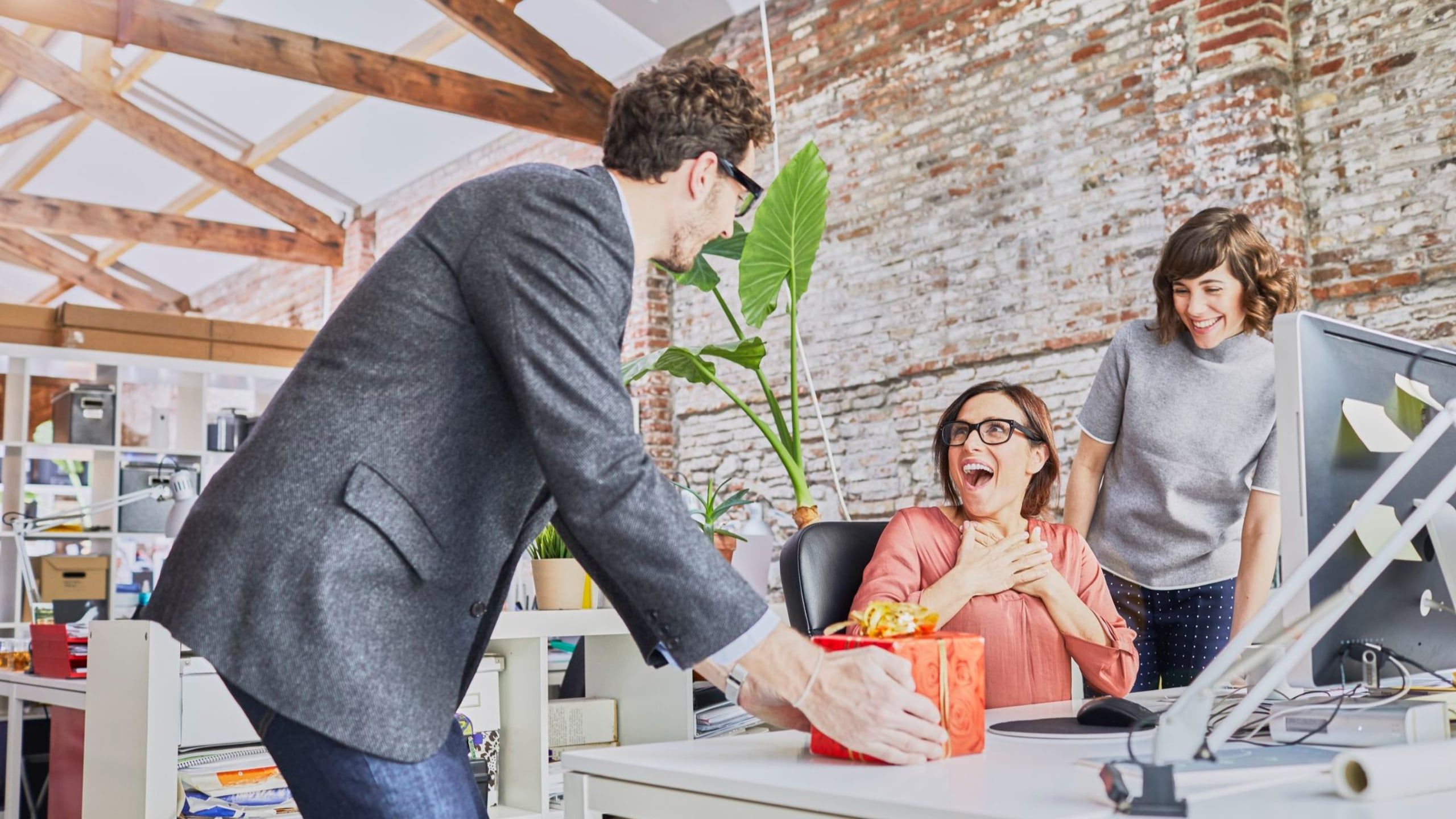 92+ Meaningful & Inexpensive Employee Appreciation Gifts Under $50 😇