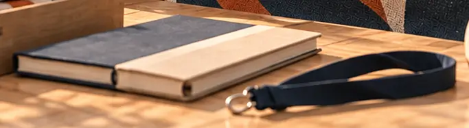 工作桌邊的圖樣筆記本與系列商品。